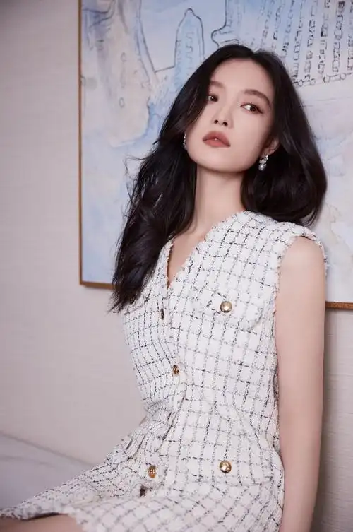 倪妮腊八分享一组简约写真,小香风格子短裙展现时尚魅力_照片_气质