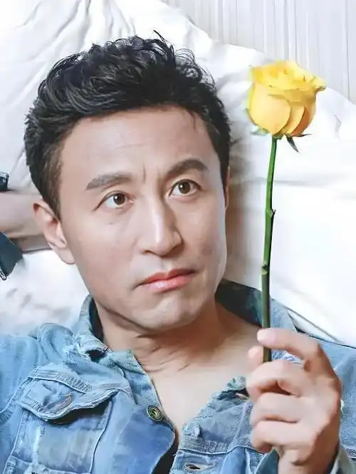 王洛勇:曾为胡歌的导师,独自赴美16年,感恩19岁嫁给自己的丁宁