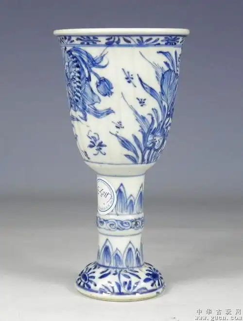 清康熙--青花淡描花卉纹条形高足杯