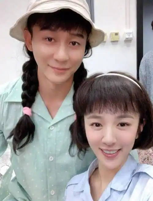 中秋节男扮女装,和王晓晨一起开心合影_照片_处理_样子