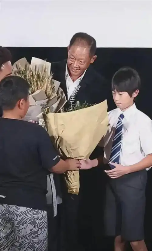 王志文又带儿子参加活动了这儿子绝对是亲生的父子俩太像了