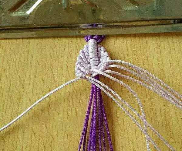 清新的树叶手链,小女生都会喜欢,只要3种结法就可编出,附图解