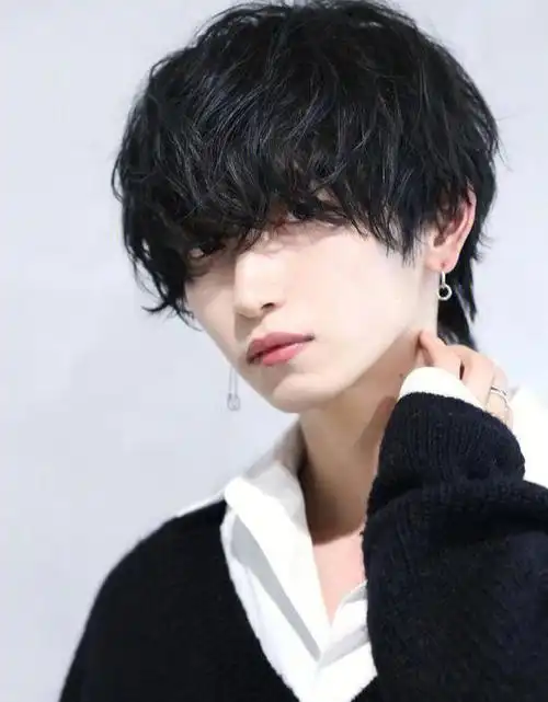 烫出卷度更时髦,让整体不显单调#日系少年感短发通常采用碎发