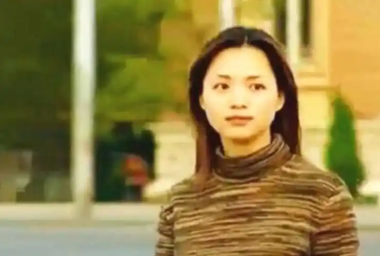 董卿早年青涩旧照曝光圆脸略显婴儿肥