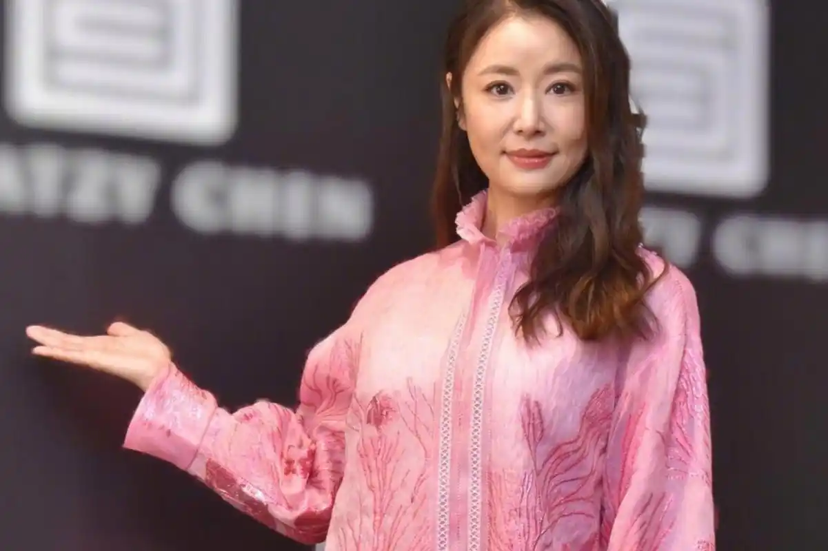 林心如产后如何保持少女感?揭秘她的穿搭秘籍!