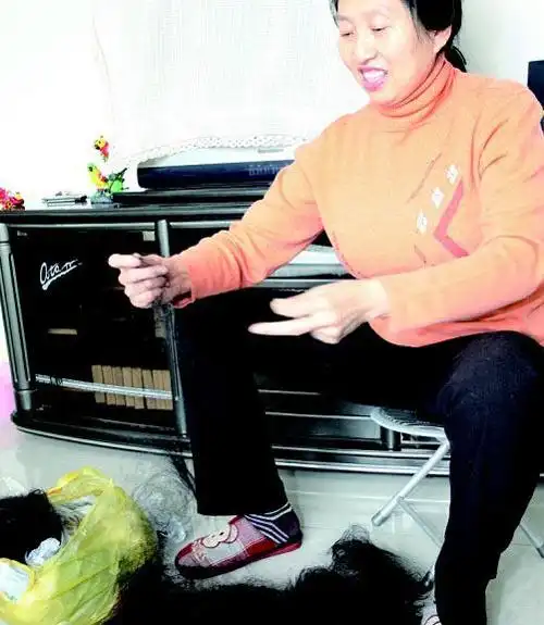 山西太原女士头发长2.53米 辛苦养了15年 - [中国长发网]