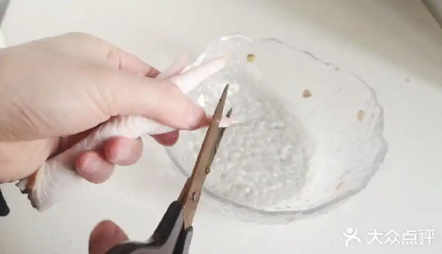 第四步:鸡爪出锅把每个鸡爪剁成两半放入大碗中