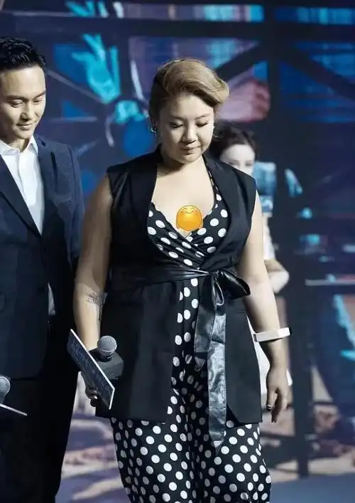 明星郑欣宜,最近再次公开露面,让人眼前一亮.