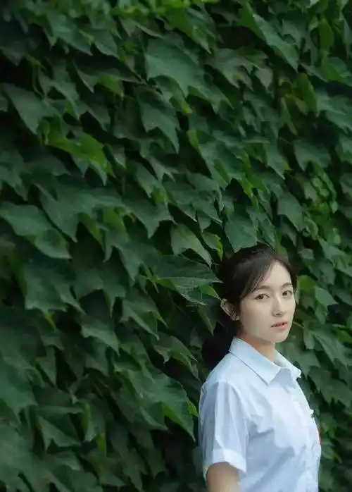 原创北大校花,接受采访时谈演艺圈潜规则挣百万的背后复杂,多元_梦想