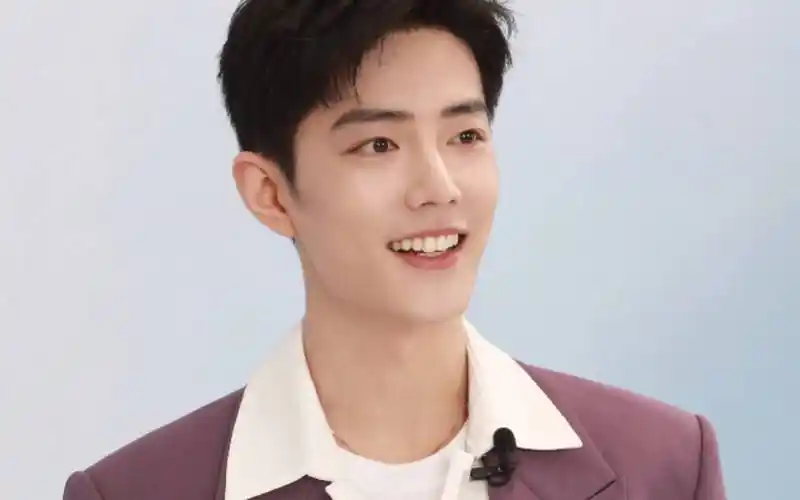 近期,肖战因经纪人的穿搭问题再次成为粉丝们的热议焦点.