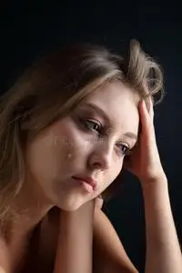 女孩哭泣伤心哭泣的女人的画像哭泣的女婴美女爬伤心哭泣的女人