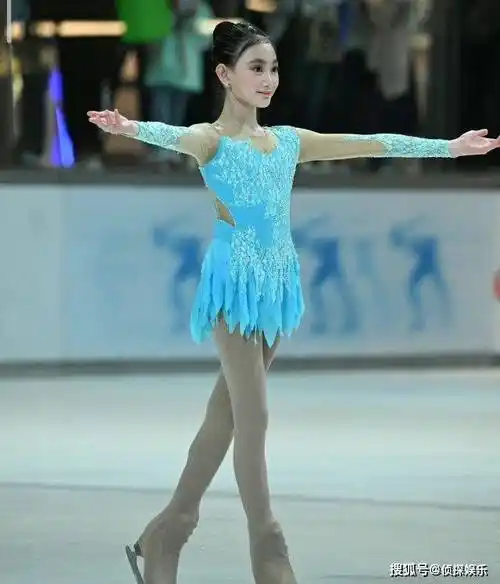 李小鹏晒女儿跳舞,11岁奥莉身材高挑舞姿优美,穿露脐装引争议_小时候