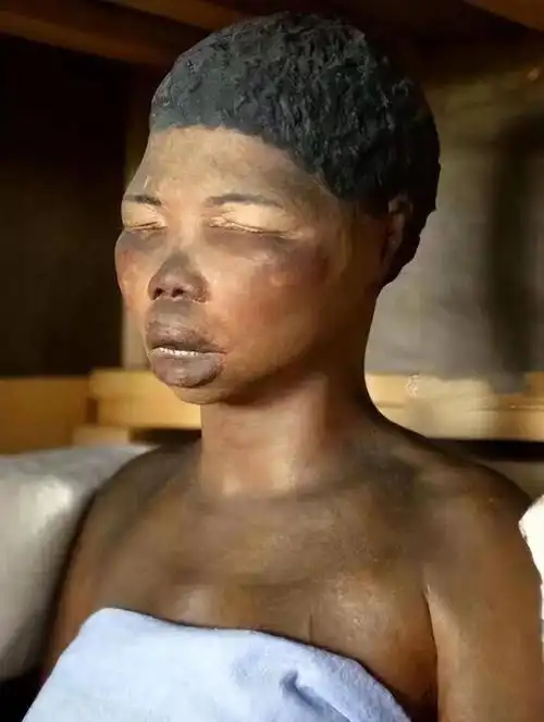 世界最丑的女人全球第一巨臀与猩猩同住生前赤身巡演死后还被展览200