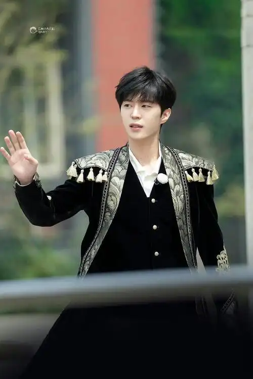 热门综艺节目《奔跑吧》即将迎来一位备受关注的新成员——范丞丞.