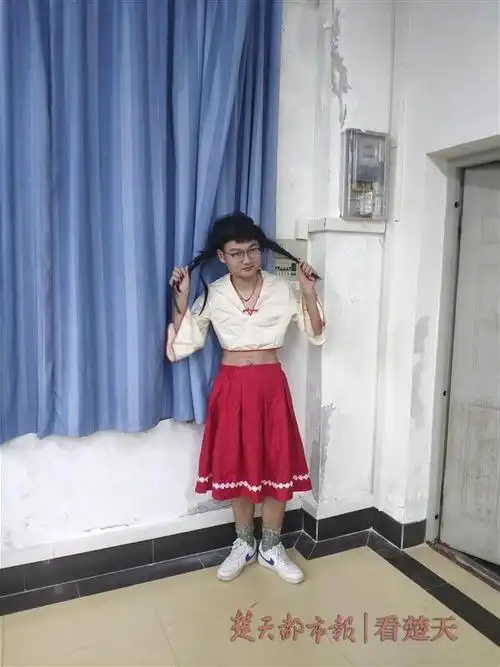 武汉一大学生男扮女装迅速走红社交网络