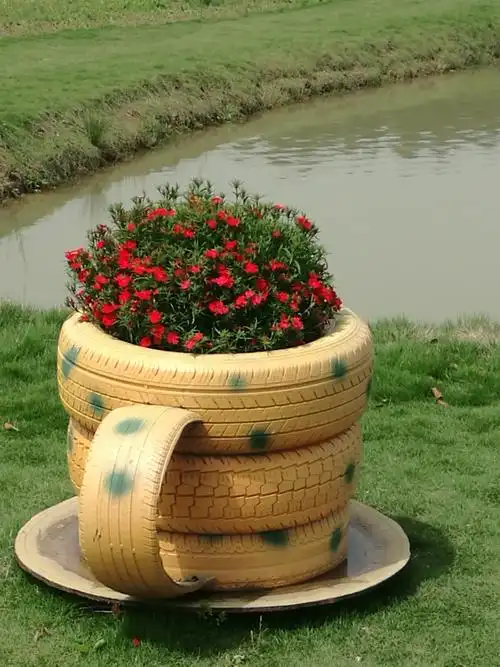 轮胎做成的花坛