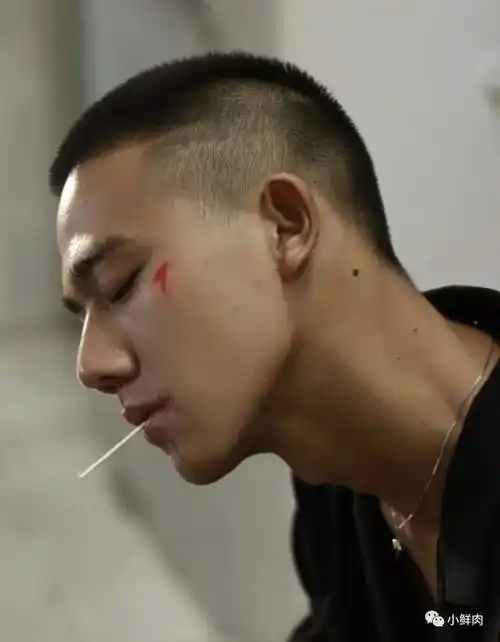 四川网咖圆寸男孩走红他却嫌自己鼻子太大