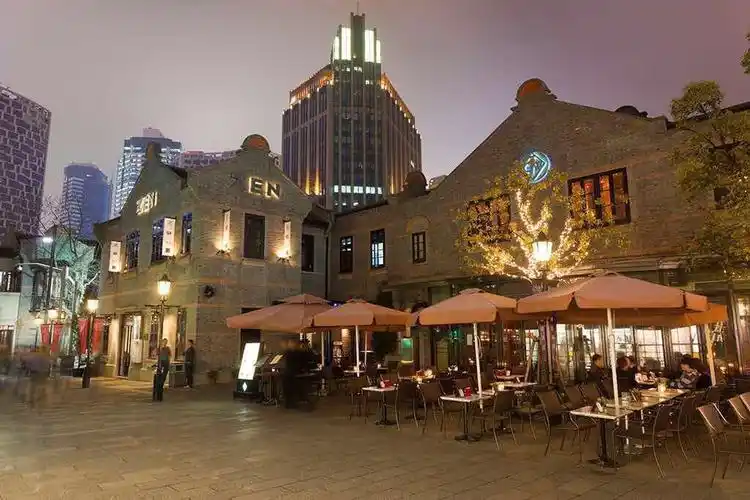 【携程攻略】上海新天地景点,到了上海必去的酒吧一条街之一,各种风情