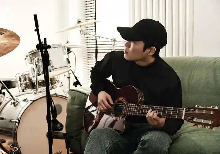 歌手梁博:娱乐圈太深,我从不进去_吉他_节目_时候