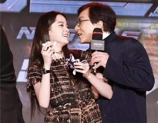 原创成龙大哥依然喜欢熊抱女明星这次的对象还是未成年