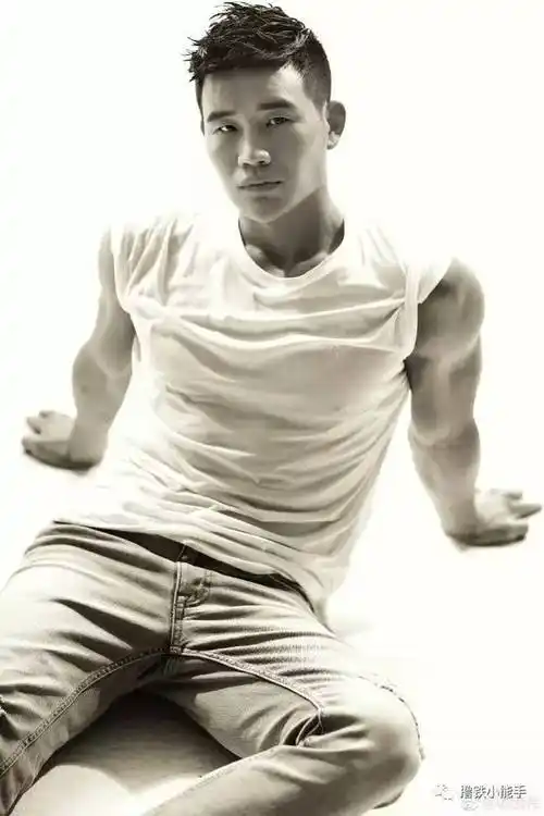 ▼饱满胸肌,块状腹肌的原因这也是他练就粗壮手臂▼打了一针强力鸡血