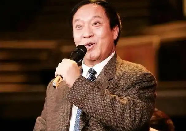 当红时抛下冯巩去当官,58岁妻离子散,74岁的牛群如今怎样了