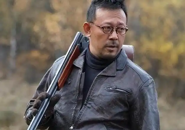 里姜文有着非常多的同龄人玩伴,他们在这里度过了恣意的青春,抽烟打架