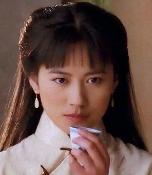 而年轻本来就是双刃剑,对姑娘们来说,年轻最美的就是青春本身,而反面