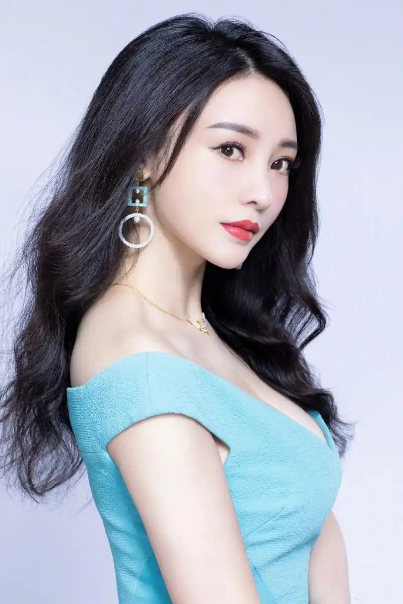 柳岩这胸腰比几个女人不羡慕?穿露肩紧身连衣裙,曲线玲珑有致