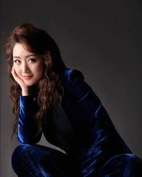 50岁杨钰莹终于不装嫩,一身丝绒高级成"蓝孔雀",看着好舒服_西装_服装