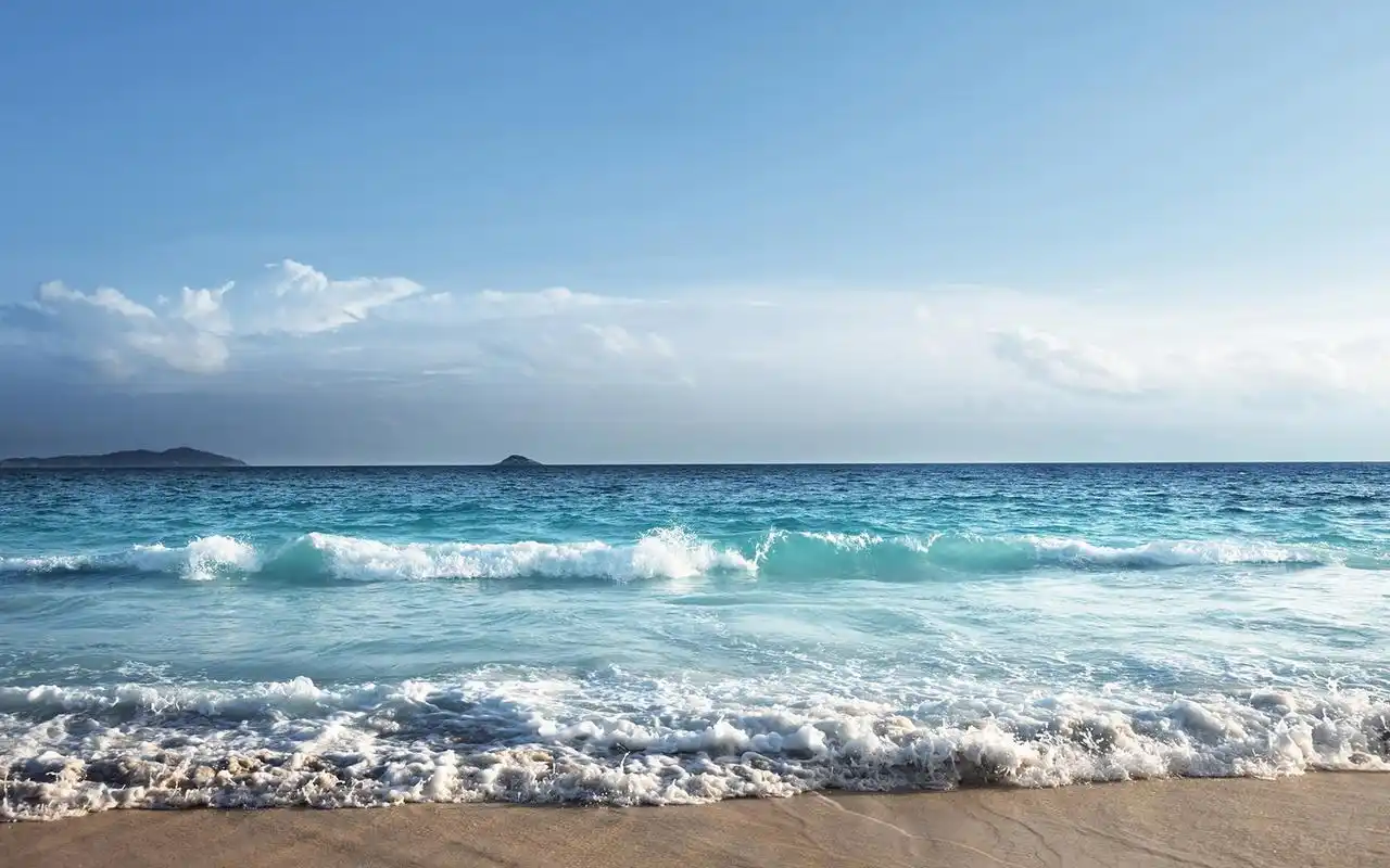 桌面壁纸 蓝色大海亮丽自然风光高清桌面壁纸上一张下一张查看原图