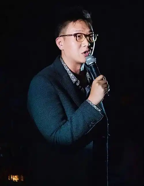 51岁林海:曾是央视著名主持,为正义怒摔耳机,二婚何婕获幸福