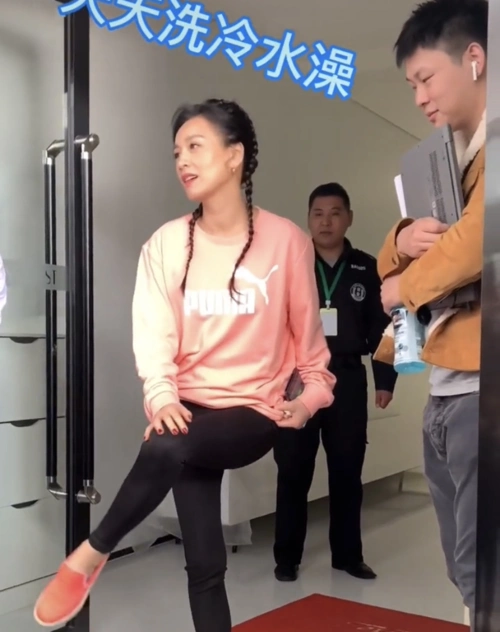 50岁张庭有多自律23年不沾米体重82斤当众自夸小蜜臀