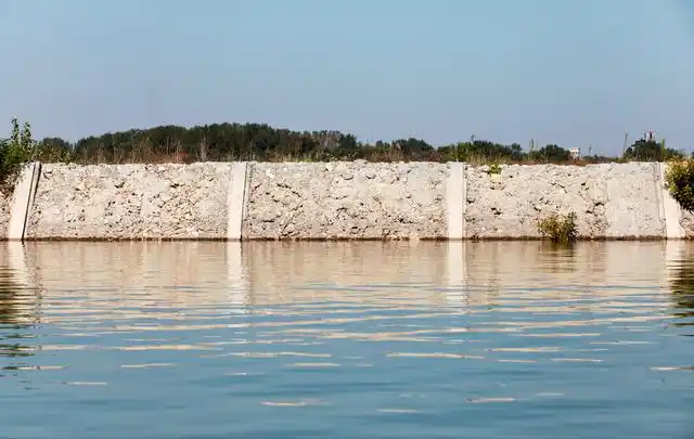以石笼护坡为例,施工方案大致分为施工前勘测准备,确立石笼位置,展开