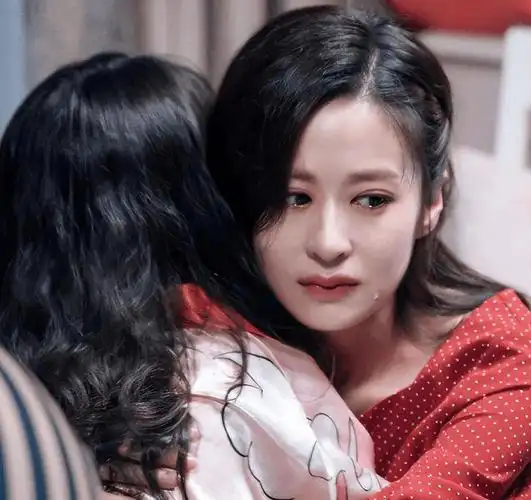 让黄圣依忌惮八年,发布会上大喊"杨总救我"的颖儿,她做了啥?