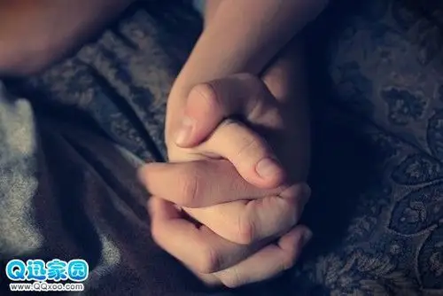 牵手唯美图片_很生气 可以连翻十个白眼不带喘气