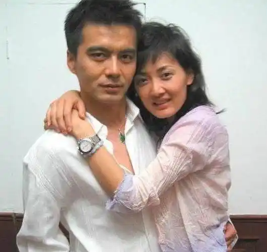 帅气风流的许亚军前后经历过四段婚姻如今甘做老婆奴