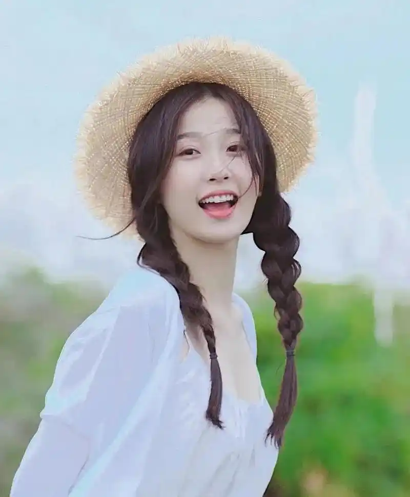 张柏芝与虞书欣同框 43岁张柏芝与27岁虞书欣在法国同框,两人之间年龄