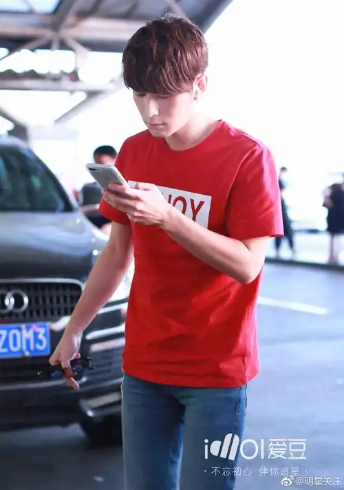 陈学冬现身机场,身着红色t恤搭配牛仔裤,简约时尚的搭配风格