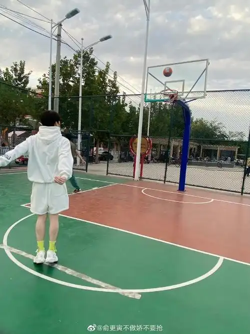 俞更寅wb更新95白衣少年打篮球,是校园男神吧.(附张星特回复