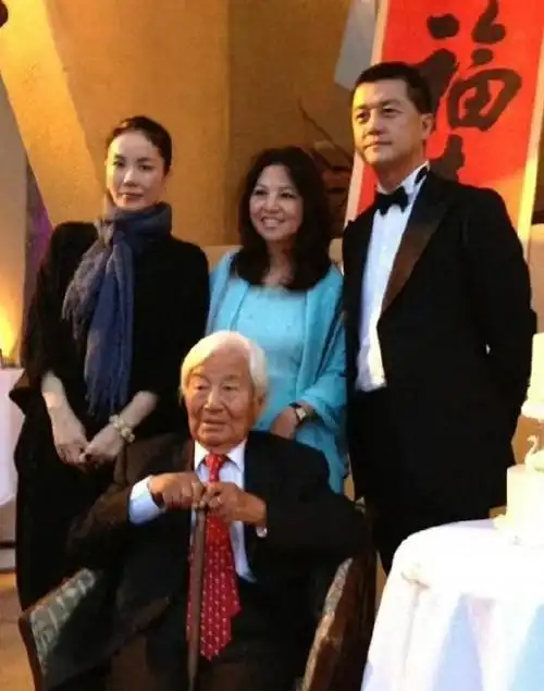 然而,恰逢李亚鹏爷爷的寿宴,王菲终于给老公面子了.