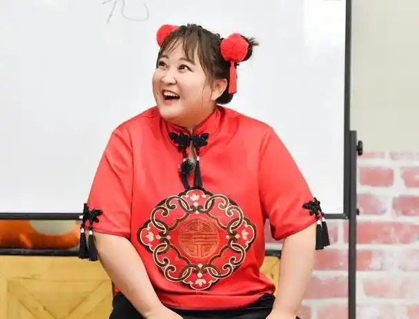 贾玲胖早就该剪波波头了,穿卫衣配红色运动裤,骨子里自信又大气