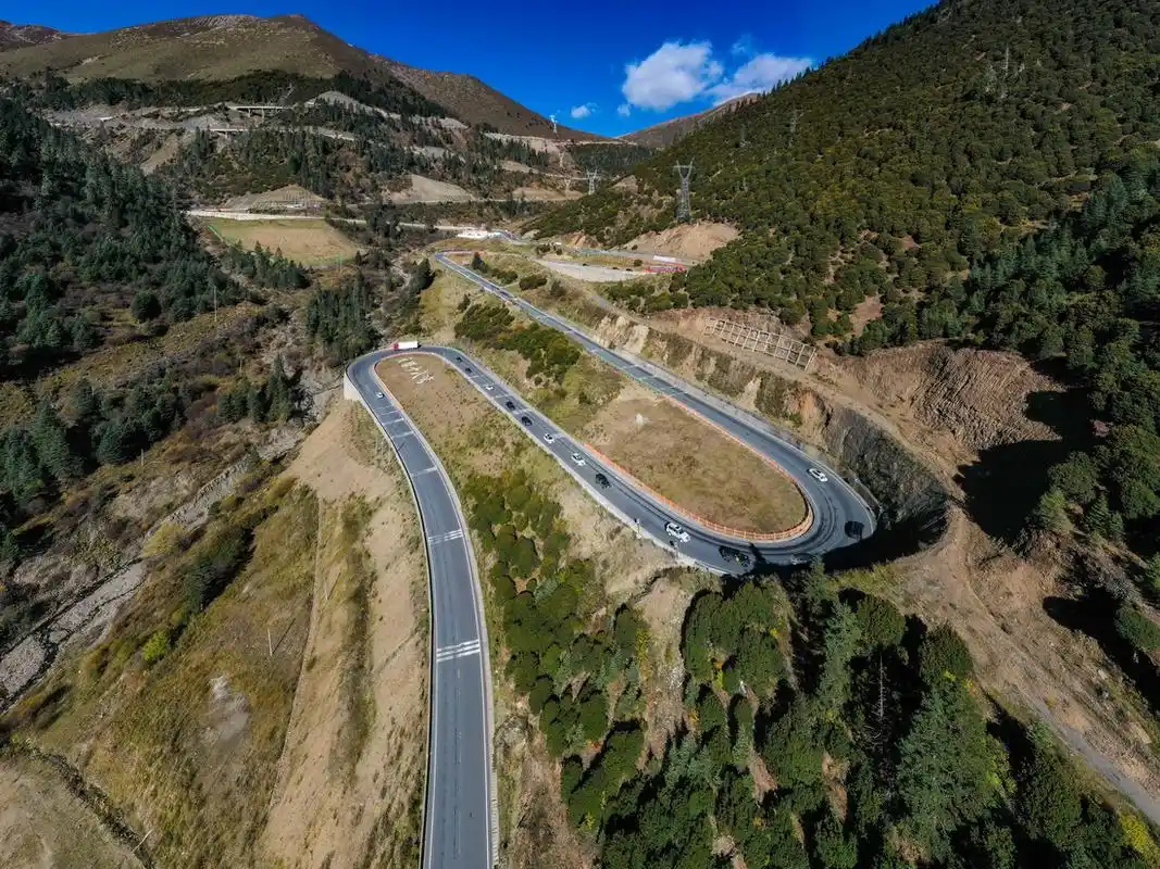 这是10月19日在四川省甘孜藏族自治州雅江县境内拍摄的"天路十八弯"