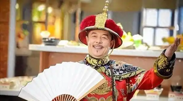 张铁林,曾经的荧幕巨星,以他在《还珠格格》中的"皇阿玛"一角而闻名