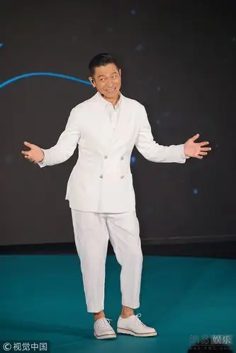 刘德华梳大背头,配白西装帅气似"鲜肉",调戏浑身肌肉的自己萌态十足