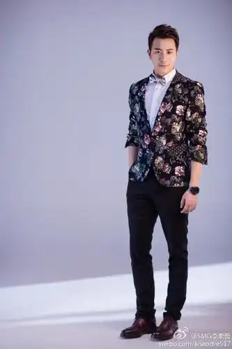 东方卫视主播李灏哲加盟静家族美丽俏佳人迎来首位男主播