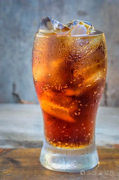 可乐加冰上木制背景