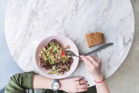 一个人吃饭图片