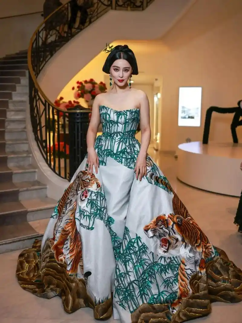 美人深藏竹林中,猛虎相伴显静恭~范冰冰第76届戛纳电影节红毯 - 抖音