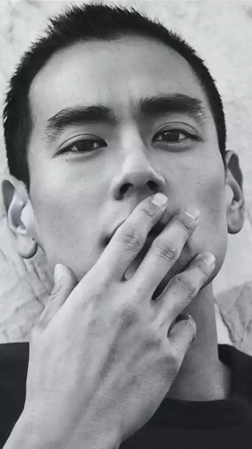 手机壁纸:彭于晏黑白写真图